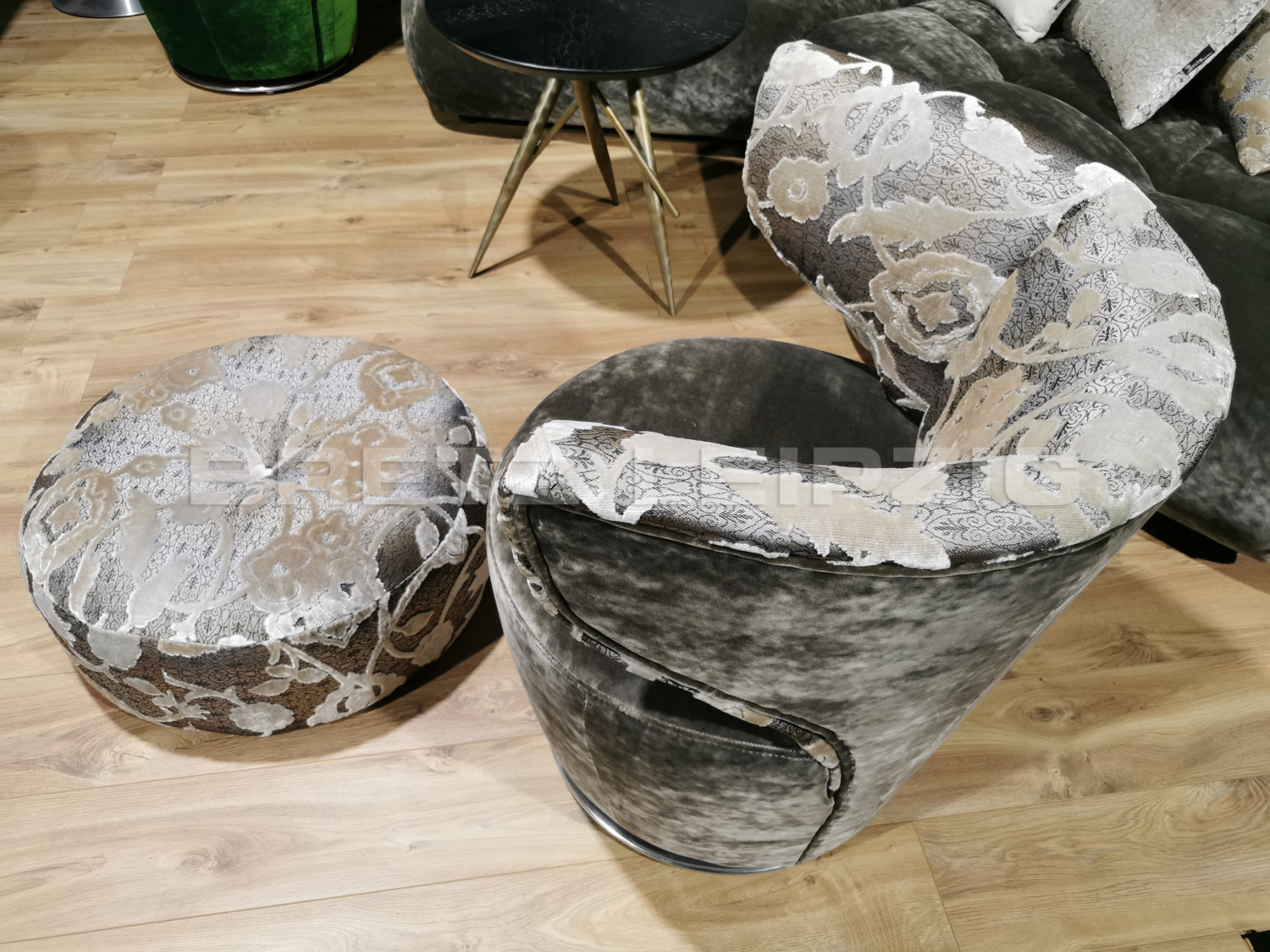 CROISSANT Sessel mit Hocker